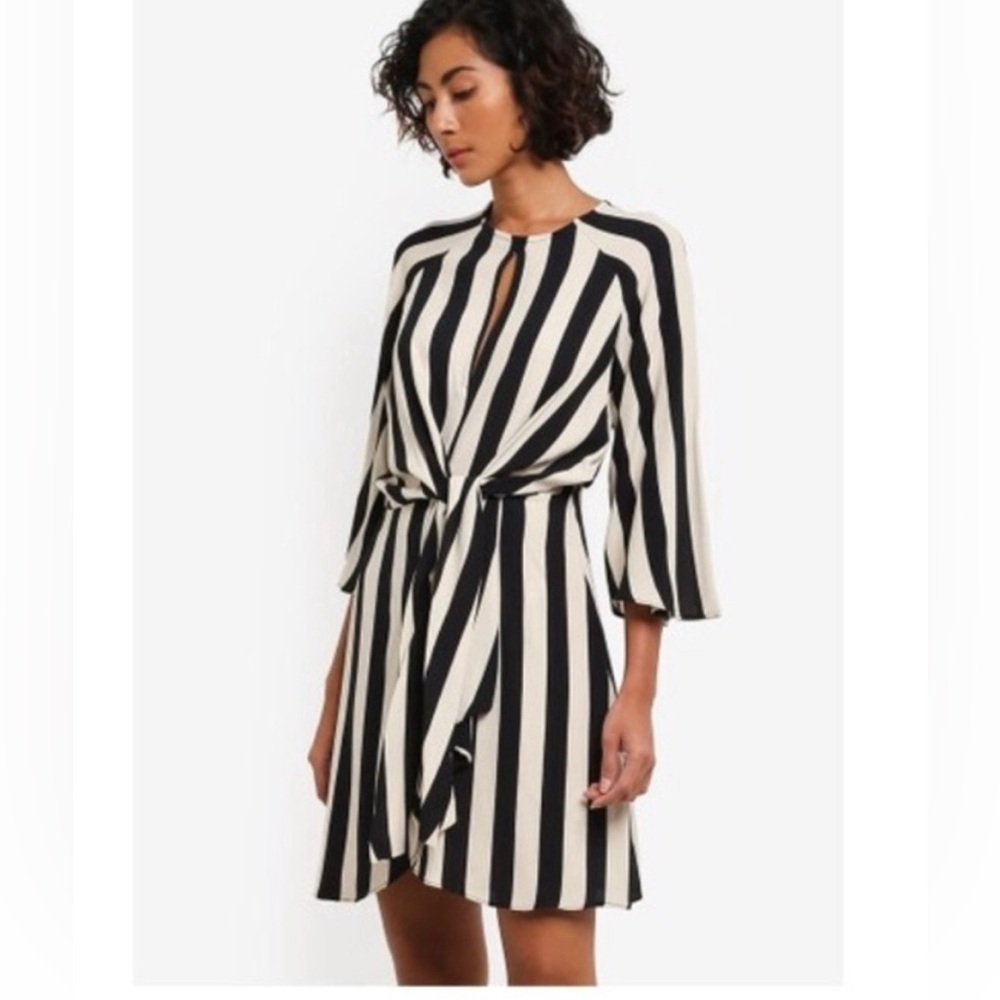 Fun black/white striped dress.Tie @ waist to cinch in, small split in the front.